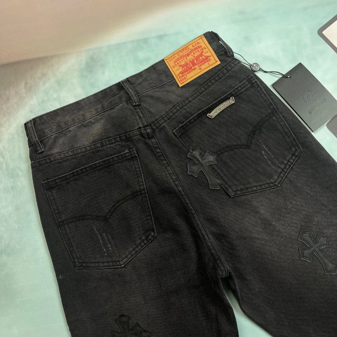 🅿️236 🔘Style No.-KL151 🔘Cro Heart𝐂𝐡𝐫𝐨𝐦𝐞 𝐇𝐞𝐚𝐫𝐭 Classic CH Cross Patch Leather Jeans [Black Black]* The top-notch heavy-duty washing water gives the denim a natural aged texture, making it softer and softer to the touch, and every fold is a filter of age. The calfskin cross is fully laser-cut, with neat lines like works of art, and high-grade matte edges. The distressed silver hardware has its own retro buff, and the buttons and zippers tell a story the more they are used. The straight silhouette is perfect for concealing your body, and the hips become wider and the legs become thicker in seconds. Pair it with short boots to make you look taller, or wear it with dad shoes for a lazy look. You can wear it casually with a white T-shirt and it will make you shine. From the leather to the wiring, everything is top-notch, and you can tell the texture at the first touch - it's not in the same dimension as the currency at all!  Size: S M L XL (28.30.32.34) Color: black with black, black with white, black with pink